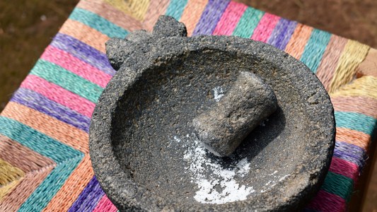 "Curar el Molcajete": So bereitest du deinen mexikanischen Vulkanstein-Mörser vor der ersten Nutzung perfekt vor